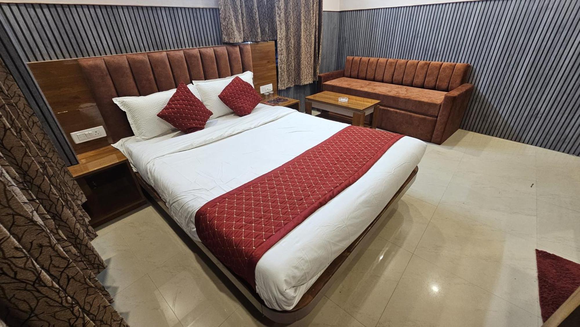 Tirupati Lodge Njp Siliguri Exterior foto